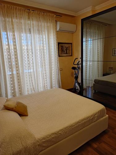 - une chambre avec un grand lit et une fenêtre dans l'établissement Casa di Anna, à Rome