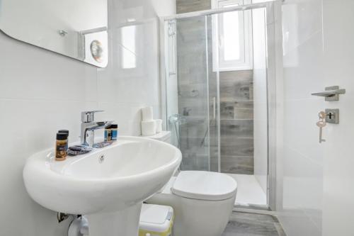 La salle de bains est pourvue d'un lavabo, de toilettes et d'une douche. dans l'établissement Gorgona Villa 14, à Ayia Napa