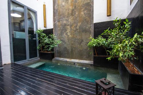 una piscina en la planta de un edificio en Riad Les Jardins des Lilas, en Marrakech