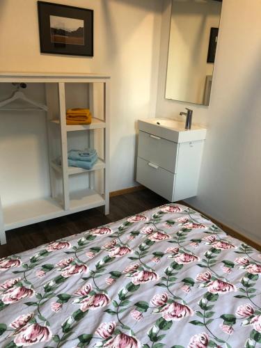 - une chambre avec un lit et une commode dans l'établissement La Bourgeoise, à Liège