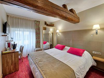 メニル・サン・ペールにあるAuberge du Lacのベッドルーム1室(ピンクの枕2つ、大型ベッド1台付)