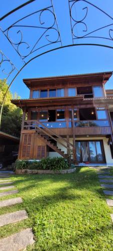 un gran edificio con un patio de césped delante de él en Casa do Mirante quarto 303 en Florianópolis