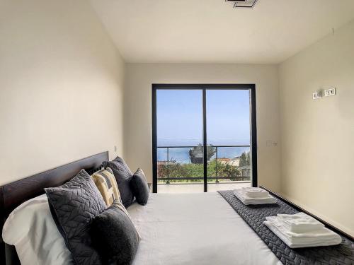 Ένα ή περισσότερα κρεβάτια σε δωμάτιο στο Evoque Villa by LovelyStay