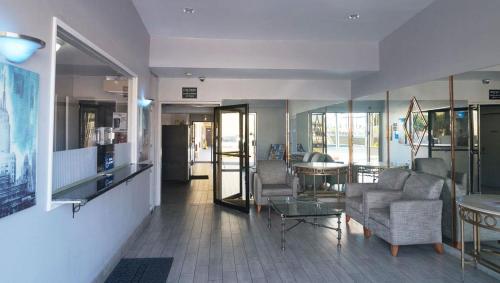 een lobby met stoelen en een tafel in een gebouw bij Kings Motel Inglewood in Inglewood