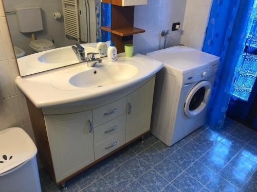 a bathroom with a sink and a washing machine at panoramic sondrio in Sondrio