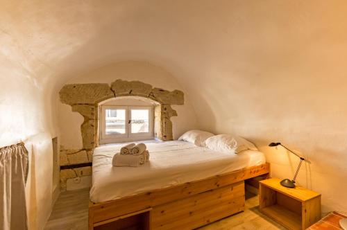 une chambre avec un lit dans une pièce avec une fenêtre dans l'établissement Terrasse du Courreau - Premiere conciergerie, à Montpellier