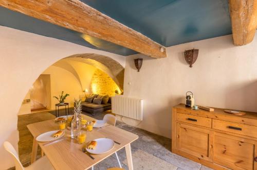 - une cuisine et une salle à manger avec une table et un canapé dans l'établissement Terrasse du Courreau - Premiere conciergerie, à Montpellier