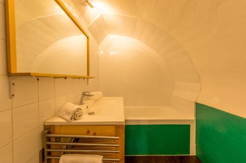 une salle de bain avec un lavabo et une baignoire dans l'établissement Terrasse du Courreau - Premiere conciergerie, à Montpellier