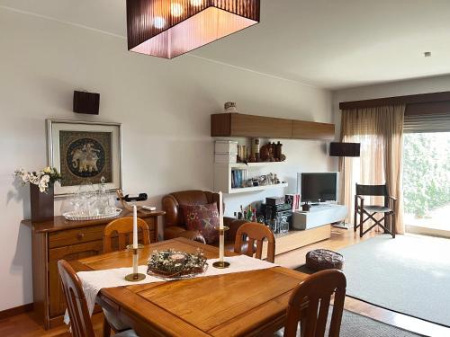 une salle à manger avec une table et un salon dans l'établissement Vila Chã Beach House by Trip2Portugal, à Vila Chã