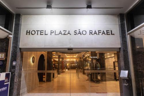 un negozio di fronte a una piazza dell'hotel sao lotteles di Plaza São Rafael Hotel a Porto Alegre