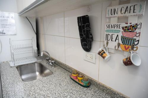 - une cuisine avec un évier et un comptoir dans l'établissement Bienvenido a Café y Vino, à Guaymallen