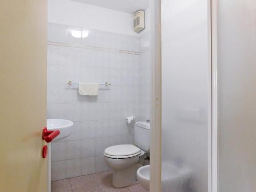 een witte badkamer met een toilet en een wastafel bij Maurizia's house in Levanto