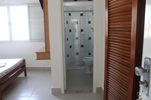 e bagno con servizi igienici e doccia. di Satélite - Itanhaém a Itanhaém