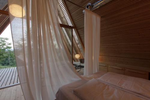 um quarto com uma cama de dossel e uma varanda em LILELO - Little Leisure Lodge em Grazzano Badoglio