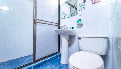 La salle de bains est pourvue de toilettes et d'un lavabo. dans l'établissement Hotel Casa Baquero, à Villavicencio
