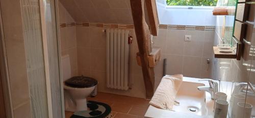 Esson的住宿－Mont Pley，浴室配有白色水槽和卫生间。
