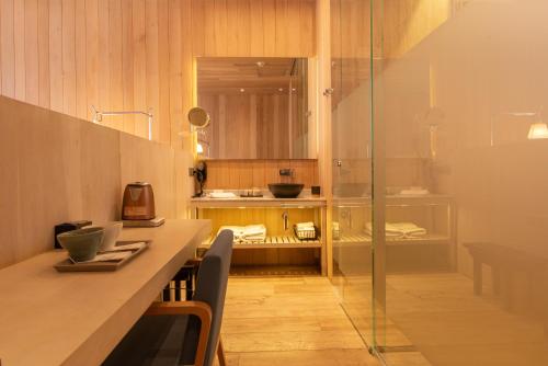 a kitchen with a counter and a glass wall at Hotel Magnolia Santiago in Santiago