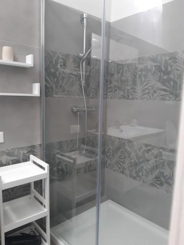 y baño con ducha y puerta de cristal. en Villetta 4 Colonne, en Nardò
