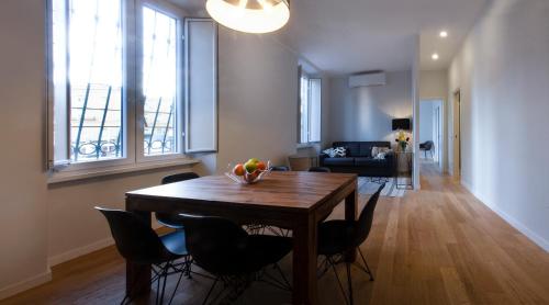 een woonkamer met een houten tafel en stoelen bij Palazzo Belli Roma in Rome