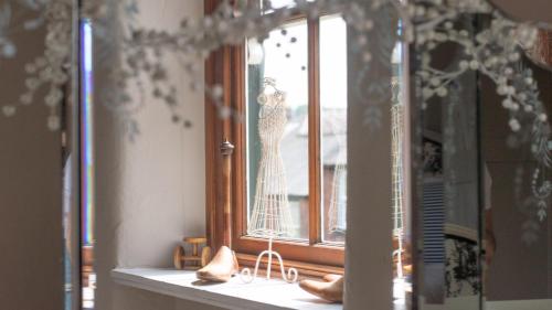 ein Fenster mit Schuhen auf einem Fensterbrett in der Unterkunft Bobbin Cottage in Belper