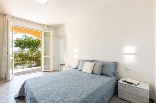 1 dormitorio con cama y ventana grande en Agriturismo Il Bosco en Terricciola