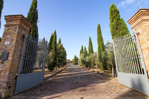 una puerta a una casa con árboles y una entrada en Borgo La Casa en Montaione