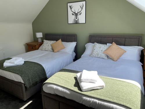 - 2 lits installés l'un à côté de l'autre dans une chambre dans l'établissement Towerwell, à Newburgh