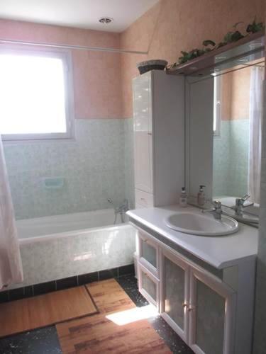 une salle de bain avec une baignoire et un lavabo et une baignoire dans l'établissement Le Perthuis, à Charnay-lès-Mâcon