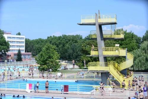 um parque aquático com piscina com pessoas em Le Perthuis em Charnay-lès-Mâcon