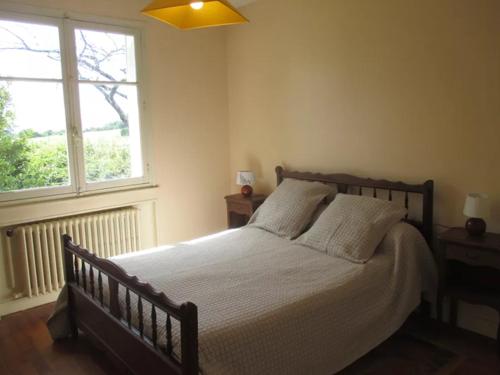 - une chambre avec un lit et une fenêtre dans l'établissement Le Perthuis, à Charnay-lès-Mâcon