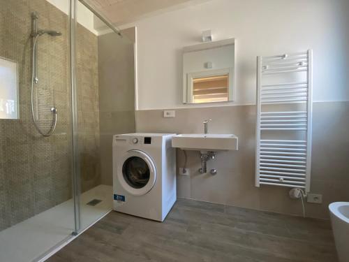 a bathroom with a washing machine and a sink at Appartamenti nuovi in centro a Porto Recanati Riviera del Conero in Porto Recanati