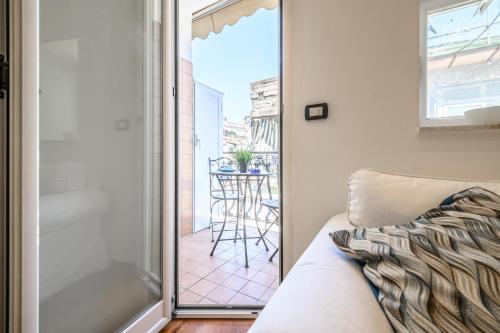 Habitación con sofá y balcón con mesa. en Casa Bea, en Nápoles