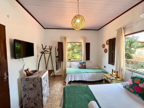 1 Schlafzimmer mit 2 Betten und einem Fenster in der Unterkunft Pousada Ocazum in Alter do Chao