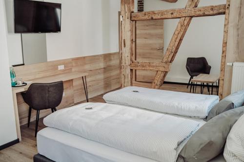 Tempat tidur dalam kamar di Gasthaus Zum Adler