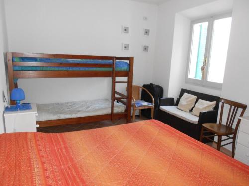 ein Schlafzimmer mit einem Etagenbett und einem Sofa in der Unterkunft La Lantana in San Vito