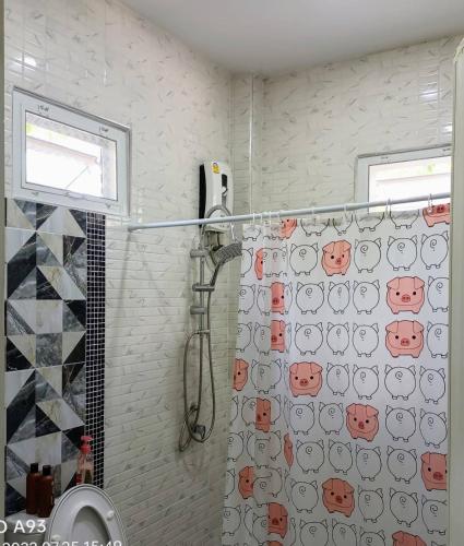 uma cortina de chuveiro com um padrão Hello Kitty na casa de banho em บ้านวาริ สะแกกรัง em Uthai Thani