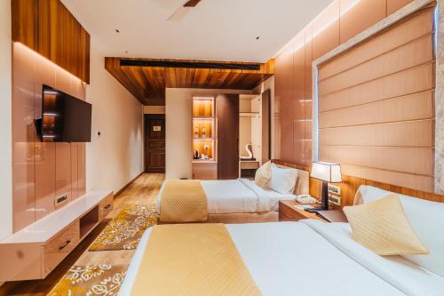 Postel nebo postele na pokoji v ubytování The Ramayana Hotel, Ayodhya
