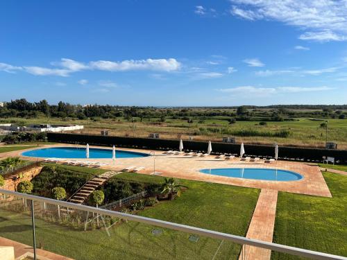 Gorgeous apartment with pools and golf court view