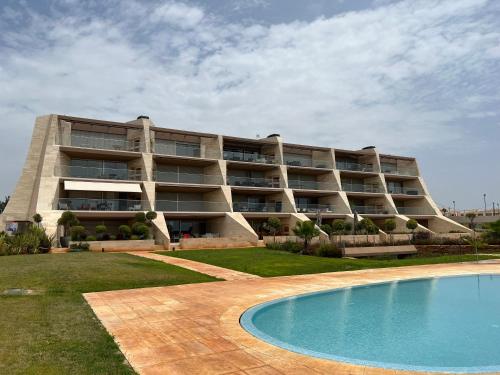 Gorgeous apartment with pools and golf court view