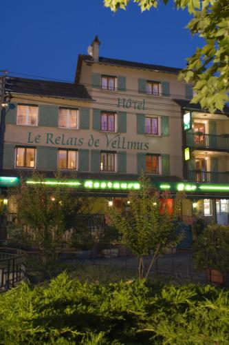 a hotel with a sign that reads la rabalis de villitas at Contact Hôtel Le Relais de Vellinus in Beaulieu-sur-Dordogne