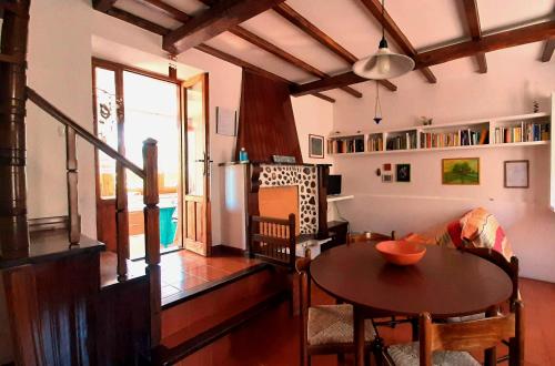 - un salon avec une table et une chaise dans l'établissement L'Olivo, à San Michele in Teverina