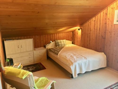 um quarto com uma cama num chalé de madeira em Silvia's Bed und Breakfast in Luzern em Lucerna