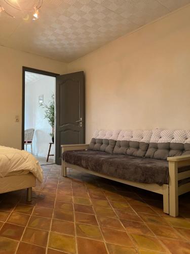 - un salon avec un canapé dans l'établissement Les palmiers, à Fréjus