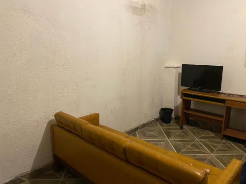 - un salon avec un canapé et un bureau dans l'établissement Los Arcos Terraza Suites, à Hermosillo