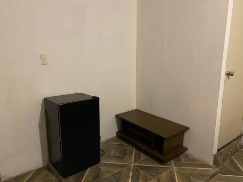 einen TV und einen Tisch in einem Zimmer in der Unterkunft Los Arcos Terraza Suites in Hermosillo