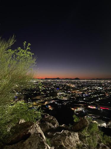 uma vista da cidade à noite em Los Arcos Terraza Suites em Hermosillo