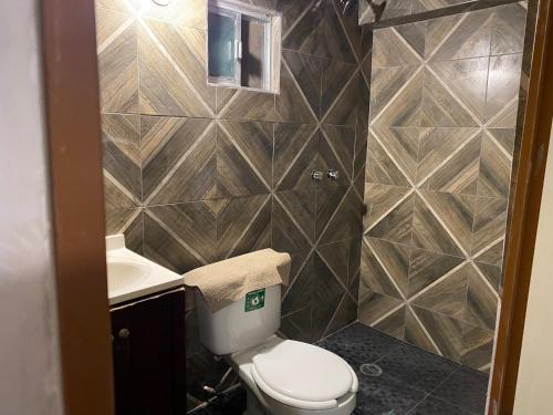 エルモシージョにあるLos Arcos Terraza Suitesのバスルーム(トイレ、洗面台付)