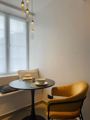 une salle à manger avec une table et une chaise dans l'établissement La Croisée des Sens, à Croisy-sur-Eure