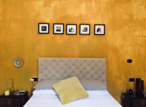 una camera con un letto con quattro quadri sul muro di Da Coco e Mini,l'angolo per ceramiste in viaggio - a Faenza