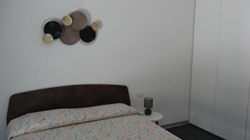 Un dormitorio con una cama y un sombrero en la pared en A CASA DI TATO, en Calambrone